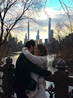 Así comenzó todo una mañana fría de Nueva York sin ella saber qué pasaría… 🎄caminata en central Park  💍Pedida de mano en un puente mágico dentro del parque  ☕️Café de Ralph Lauren para calentarnos poquito del frío  ⛪️ Catedral de San Patricio para bendecir nuestro amor  🎄Rockefeller y su mágico árbol  🥂Finalizamos con una botella de tinto para celebrar y una deliciosa cena española @Elda Ramos  #ny #nuevayork #centralpark #propuestadematrimonio #rockefellercenter #2025 #sanpatricio 