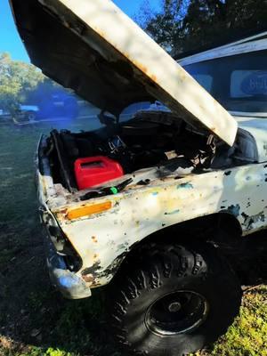 A battery and some gas ole girl fired right up, sounds like shit with one muffler but well cut that one off 🤙🏽 #1979bronco #1979fordbronco #7379ford #7379dentside #broncocustom 