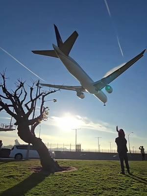 Increíble la aventura que vivo la niña con su papá  al final del video. #aviation #boeing #boeing777 #airplane #thingstodo #spotter #losangeles 