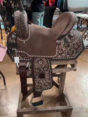 We have a S T U N N I N G 14inch CLASSIC model in stock! 👀♠️ #performancehorses #boujeecowgirl #leather #barrelhorse #horsegirl #equestrian #barrelracing #tooling #saddle #instock 