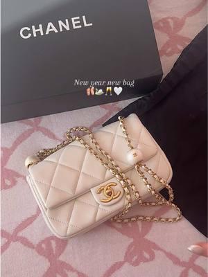 Named her pearl of course🤍🥂 cheers to a new year of treating yourself! Link in bio to shop #whitechanelbag #chanelminiflapbag #fancylikegracie #designerbag #designerbagunboxing #fyp #foryoupage 