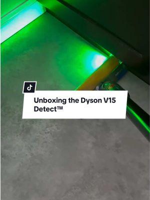 Make your New Year’s resolution to clean more successful. Dyson illumination technology reveals invisible dust, so you don’t miss a thing.​  🎥: @momentswithilly  #dyson #unboxing #dysonvacuum #v15 #v15detect #dysonv15 #resolutions #cleaning 