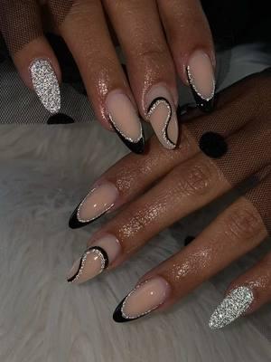 #almondnails #reflectivegel #glitternails #latinanailtech #homenailtech #beautifulnails 