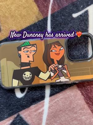 New to the collection ✌🏼 #duncney #totaldrama #ceoofduncney #theceoofduncney #fyp #foryou #foryoupage #duncanandcourtney #duncanxcourtney #dxc #totaldramaduncan #totaldramacourtney #tdduncan #tdcourtney #custommade #duncneycase #cartoon #otp 