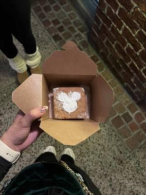 I was scared to take a bite 🤣 so messy but so good 10/10 #disneycontent #disneysprings #mickeyshaped #smores #theganachery #disneysnacks #fyp 