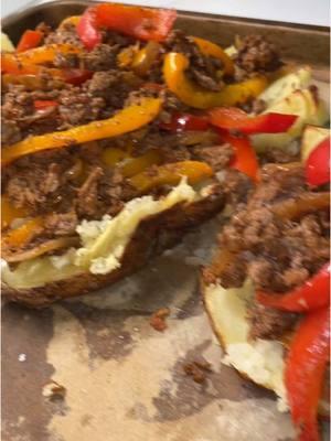 Steak & cheese baked potatoes 🥔 🥩 🫑 #weeknightdinner #DinnerIdeas #steakandcheese #steak #bakedpotato #shavedsteak #EasyRecipes #cheapdinnerideas #budgetfriendly 