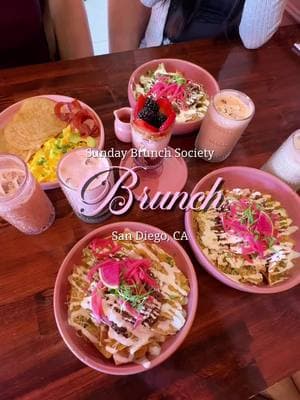 Brunch in San Diego 🥞  Amé los birriaquiles 😋 y me encantó que las bebidas q se pueden pedir rositas 🎀  #sandiegofood #sundaybrunch 