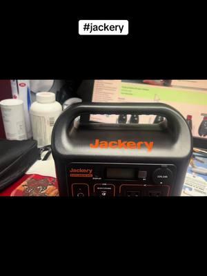 #CapCut #whatsgrizcooking #happynewyear #jackery #jackerysolargenerator ##explorer300 #solarpower  just got the Jackery 300 today. #reviews 