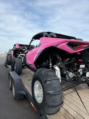 I’ve been wanting to tow both pink cars for a minute and finally got to do it for our New Year’s trip. So sick 🔥 @Elmandorr @Can-Am Off-Road #canam #glamis #mamalona #megacab #liftedtrucks #yuma #arizona #x3 #mavr 