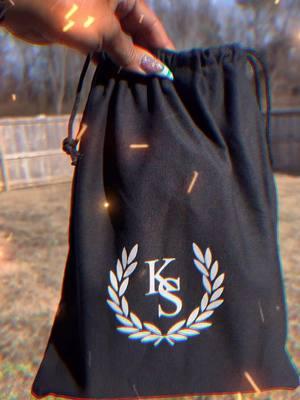 Time to make room for 2025 new inventory !!!  All K. Smith Mini Tote Colors are on sale for $50.00 ! Comes with a detachable strap which allows you to wear it as a cross body or a mini tote. Also includes a dust bag for proper storage !!!  To help Support a Black Woman Veteran Owned Luxury Designer Handbag Company - Simply share this post - it would mean so much to me 🥰 or you can purchase one too 😜 Either way I appreciate all the support from you all throughout the years 🖤 #fyp #foryou #ksmithco #ksmithcohandbags #luxuryhandbags #designerbags #blackownedbusiness #blackdesigner #minitotebag #totebags #crossbodybag 