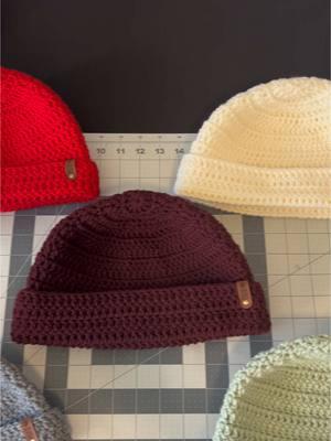 Cual color les gusta mas?😍 Feliz Año Nuevo a tod@S🎉🎆 #parati#crochet #entrepreneur #smallbussiness #fypシ #mcknitscreations #crochethats #crochetwinterhats 