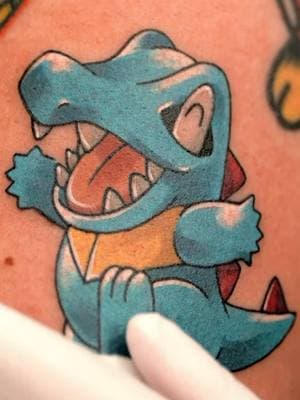 Totodile 💙🎶🎵😆 🇺🇸 L.A Booking 📩 eden@vismstudio.com #charactertattoo #pokemon #pokemont1attoo #latattooartist #latattoo #animetattoo #animetattooartist #gametattoo #totodile #nintendo #cutetattoo #colortattoo