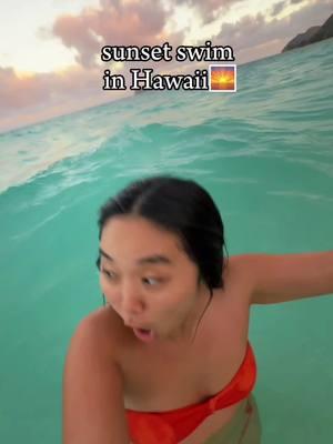 sunset swim in Hawaii 🌅🌊#sunsetswim #hawaiilife #oceanvlog #livinginhawaii #sunsetvlog #hawaiivlog 