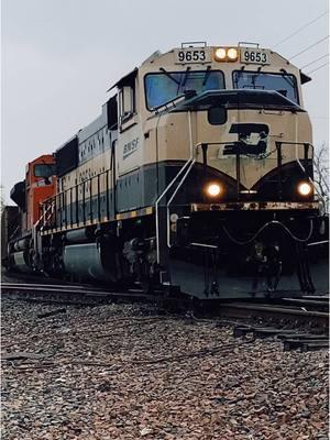 Trains are peaceful #railfan #railfanning #railfansoftiktok #bnsf #emd #railroading #fyp 