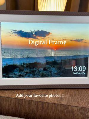 New vintage brown frame ! 10.1 inch screen in HD - such crystal clarity ! Add photos or videos and share your QR code with up to 10 people to be allowed to send pics directly to your screen. What an awesome way to keep in touch with family and friends ! #digitalframe #vintageframe #personalqrcode #digitalsharing #photosharing #familypics @ARZOPA 