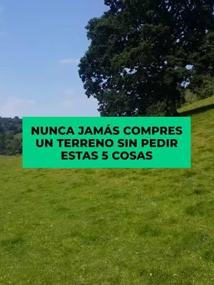 Mi querida comunidad, como cuido de ti y de tu dinero, te comparto este consejo muy valioso. Guárdalo y comparte para ayudar a más personas 🙌🏼🙏🏼 NUNCA COMPRES UN TERRENO SIN PEDIR ESTAS 5 COSAS: 1. Escritura 📜 Es el documento legal que acredita la propiedad del terreno. Sin ella, no puedes demostrar que eres el dueño legítimo, y podrías enfrentarte a problemas legales. Además, es imprescindible para registrar el terreno a tu nombre en el registro público. 2. Registro de la propiedad 📂 Verifica en el registro público que el terreno esté libre de hipotecas, deudas o cualquier tipo de gravamen. No queremos sorpresas desagradables después de comprar! 3. Identidad del vendedor 🕵️ Investiga al vendedor y confirma que sea el propietario legítimo. Pide su identificación y asegúrate de que todo esté en orden. Recuerda, no se trata de desconfiar, sino de proteger tu inversión. 4. Uso de suelo 🌍 Es súper importante saber qué actividades puedes realizar en el terreno. Es residencial, comercial, agrícola? Esto puede definir el éxito de tu proyecto! 5. Pagos y planos 💵📐 Asegúrate de que los pagos estén al día (esto es clave para que no heredes deudas) y pide los planos del terreno. Conocer las medidas exactas y los límites te evitará problemas con los vecinos o futuros desarrollos. Sigueme @soygiselarojas para seguir aprendiendo e invirtiendo correctamente en Bienes Raíces ✅ 📲 CITAS: agenda una consulta GRATUITA con mi equipo. Escríbenos al +14073643056 y te guiaremos hacia tus objetivos financieros. 💸 Bendiciones 💫😄🙌🏼 #soygiselarojas #giselarojas #realstate #inversión #latinosenusa #bienesraices #inmigrantesvenezolanos #venezolanosenusa #florida #latinosenflorida