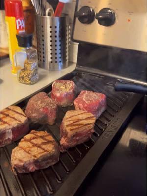 Gracias a mi pana y Chef Meletiche por la visita y la cena… 🫶🏼 cutting bread por Last Frontier Carving búscalos en instagram #cuttingboard #chef #pana #mihermano #privetchef #mychef #cheflife #gracias #agradecido #rico 