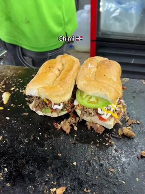 Un Chimi 🇩🇴 The Dominican Way! Tan bueno que estaba esa vaina que ni tiempo me dio de grabarme comiendomelo. Pero enjoyy! #thedominicanway  Hecho en un pan de agua bien tostado con carne desmechada, mayo y ketchup, cheese sauce, repollo, guasasaca, tomate verde y un chin de picante y echo en Santo Domingo! #comidadominicana🇩🇴  . . [como hacer un chimi dominicano, chimi sandwich, Dominican sandwich, Dominican street food, chimi dominicano, Dominican food recipes] . . #cookingwitd #dominicanfood #comidadominicana #chimi 