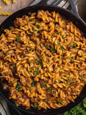 ONE POT HAMBURGER HELPER! This is the perfect minimal effort one pot meal that is 100% free from animal products. You can find the full recipe on our blog and a direct 🔗 in my bio. This is also one of the most popular recipes on the blog year after year, and once you try it you will understand why! #vegan #hamburgerhelper #cheeseburgerpasta #onepotmeals #EasyRecipe #plantbased #veganuary