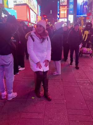 Disfrutando del frío y el ambiente de Times Square en New York New York #parati #newyork #timesquare #lindaentrelindas #cold 