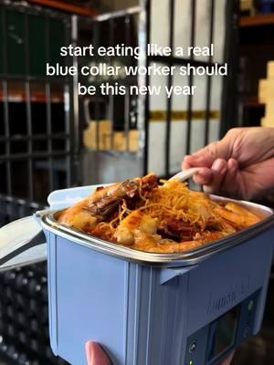 Blue collar workers deserve the best 🩵 This cordless, electric lunchbox lets you have hot meals anywhere, even on the job site! 🚧 #bluecollar #jobsite #lunch #luncheaze #2025