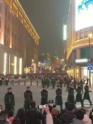 When people all over the country celebrate the holidays, the Nanjing Road in Shanghai is crowded with people. The people's police and armed police in Shanghai braved the frost to ease the traffic on the streets and salute them#Shanghai #NanjingRoad #Tiktokispopular #TiktokLittleAssistant 