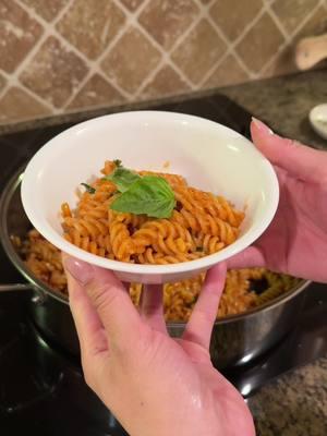 Quick and easy meal for kids! 👩🏻‍🍳🍝🤍 #nightroutine #DinnerIdeas #EasyRecipe #easyfoodrecipes #foodforkids #pasta #gigihadidpasta #hexclad #youngmom #FoodTok #dinnerwithme #relateable #realisticmomlife #youngmom #fyp #viral #trending 