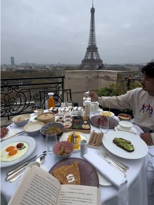 Are you happy to be in Paris?🇫🇷🥖 @Peter @PaulScript @diezavel #thingstodoinparis #monalisa #moulinrouge #eiffeltower #shangrila #view #travel 