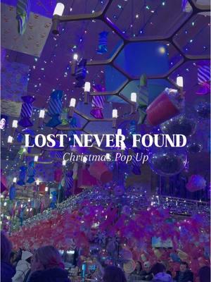 Tis the season for festive fun! 🎄✨ @Lost Never Found is THE Chicago pop-up bar you need to visit this winter. From creative holiday drinks and food to decor that’ll put you in the Christmas spirit, it’s an  experience you can’t miss! 🍸🍴❄️  @MCPR @Chicago Bucket List #christmas #christmasbar #chicagopopup #chicagobucketlist #chicagobar #chicago #popup #lostneverfound 