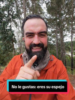 No le gustas: eres su espejo Hay gente a quien no le gustas, te relacionas con esa persona teniendo la esperanza de que pase algo pero no sucederá. Te permiten que te acerques, le digas cosas (especialmente si esas cosas son halagos) pero no habrá más allá porque a esa persona no le gustas tú, sino la forma en que la miras. Es como quien se enamora de su reflejo y necesita de alguien que le regrese esa imagen y si te descuidas ese alguien puedes ser tu. A ver, no hay problema con que tu le digas o hagas cosas lindas por una persona que te gusta, sin embargo, debemos ser muy realistas cuando se trata de las posibilidades que tenemos con alguien. Retirarse a tiempo, tener dignidad es muy importante si te das cuenta que a penas eres un reflejo de lo que esa persona quiere ver… Busca a alguien que no solo quiera verse en tu reflejo sino que también quiera verte a ti. #Psicologia #relaciones #pareja #desamor #seduccion 