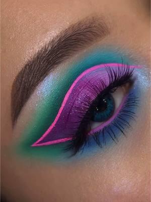 🩷💜💚💙 #graphicliner #colorfulmakeup #eyeshadowtutorial #eyeshadow #benefitbrows #benefitclubpink #benefitcosmetics #benebabe #blendbunnycosmetics #rainboweyeshadow #cutcrease 