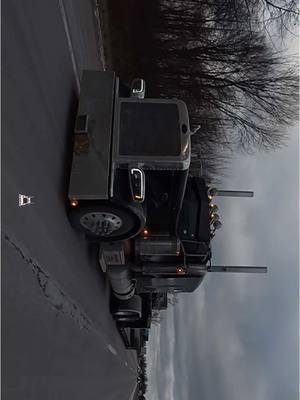 #fyp #foryoupage #trending #bigdieselmedia #peterbilt #peterbilt389 #389 #pete389 #trucktok #trucksoftiktok #bigrig #389peterbilt #largecarmag 