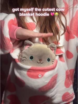 COMPLETELY forgot about this package coming in & was so excited to come home & find it waiting for me!! 🫶💖 #belluhz #blankethoodie #hoodieblanket #oversizedhoodie #GamerGirl #pinkcow #strawberrycow 