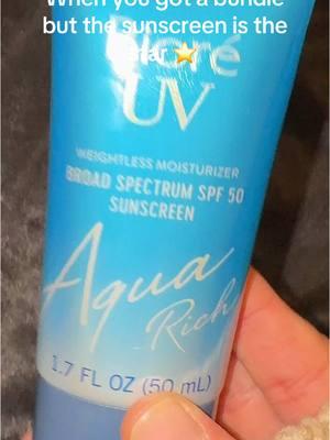 I love SPF 50 🧴 and it’s lightweight and great for oily skin #skincare #sunscreen #biore #koreanskincare #iloveskincare 