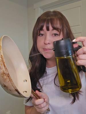 Obsessed with this #oilsprayer #oliveoil #kitchen #kitchenhack #cookinghack #cooking 