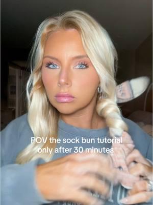 Heatless sock bun hair after 30 mins #hair #hairtok #sockcurls #heatlesshair #heatlesshairstyles #sockbuntutorial #heatlesscurls 