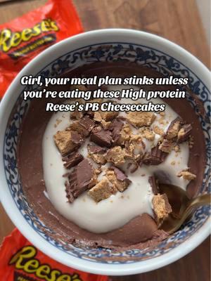 THE RECIPE ⬇️ At just over 400 cals and 36g protein: 20 g oat flour 25 g Chocolate protein @1upnutrition (c0de “Jenna”) 5 g cocoa powder 20 g chocolate PB2 100 ml almond milk 60 g Greek yogurt Himalayan pink salt -mix! TOPPINGS: 40 g Greek yogurt 1 chopped up Reese’s Cup 🤤  -chill in the fridge overnight or for 2 hours to solidify and then devourrrr 🫶 1:1 coaching spots are still open for January 2025 start dates for my ladies who are ready to become their strongest, sexiest versions of themselves without sacrificing the foods they love🩷 #fitness #gym #fatlossjourney #fatlosstransformation #fatlossmotivation #gymmotivation #fatlosstips #fatlosscoach #fatlosshelp #fatloss #OCB #wellness #bodybuilding #bodybuildingmotivation #highprotein #reeses #peanutbutter