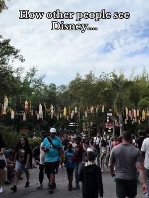 So magical! #disneyworld #disneytiktok #millennialmoms #disneyadults #disneyatchristmas #christmasindisney #disneyparks #disneytok #memoriesareforever 