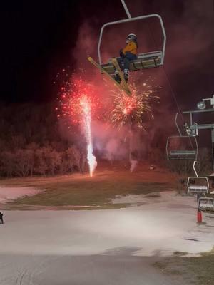 Last night’a fireworks show was a blast! Thanks to everyone that came out and celebrated the new year with us! #midwestsnowboarding #midwestskiing #snowboard #skii #snowtube #fireworks #newyear 