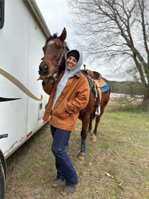 First barrel was a bit wide but we ran a 17.0 👏🏽👏🏽   Don’t forget to celebrate those small wins because they will eventually turn into big wins ✨ #latiasmith #uniquelyfit #drifterthebayroan #strongwomen #barrelracing #blackexcellence #bold #watkinsbarrel #rockandrolldenim 