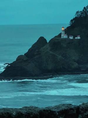 There's no such thing as perfection 😉 #perfectlife #happylife #fyp #oregoncoast #lighthouse #ocean #pacificocean #pnw #rainydays 