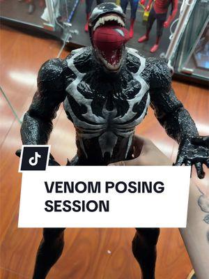 VENOM POSING SESSION 🔥 #venom #spiderman2 #insomniacspiderman #spidermannowayhome #venomlettherebecarnage #hottoys #toys #toyreviews #actionfigures 