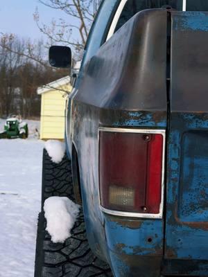 It do be snowin out  #wintertrucks #squarebody #24x14 #419fab #squarebodynation 