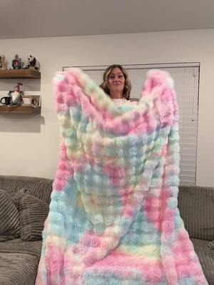 #giftguide #newyearaura #blanket #fuzzyblanket 