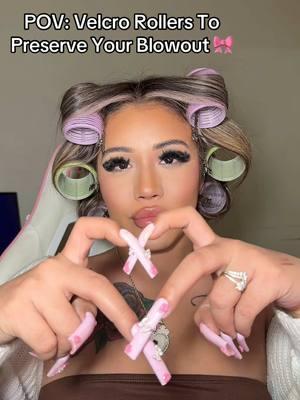 I love me some Velcro rollers 🎀 #fyp #velcrorollers #blowout #hairtok #velcrorollerstutorial #foryoupage #trending #hairstyle #90sblowout #pov #hairtutorial #povs #fy 