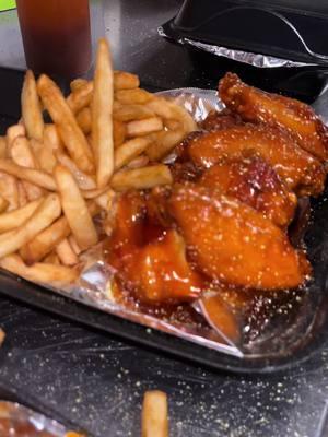 We open Tuesday through Saturdays 5:30-10:30pm  #ut #universityoftampa  #tampa #tampafoodie #tampaeats #tampafoodtruck #foodtrucksintampa #explorepage #explore #stpetersburg #clearwater #tampafl #tampaflorida #wingsintampa #tampawings #bestwingsintown #buffalochicken