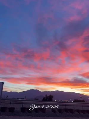 California Sunsets 🌅 #coachellavalley #desert #dirtydesert #palmsprings #Love #pinkskies #purpleskies #orangeskies #beautiful #fyp #latina #contentcreator #latinacontentcreator #cottoncandyskies 