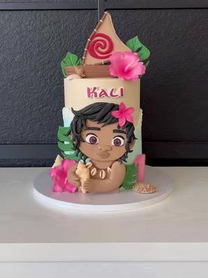 The ocean is calling 🏝️ Baby Moana Cake🌊🐚🌺 I gave myself a task to make another 2D face. I also wanted to try and use something different with this. I got some modeling chocolate…..Sadly I DIT NOT like it 😂😭 idk if it was the brand I used but no. I definitely made it work but I had to bust my Wilton’s fondant back out okay👏🏾😂 The base of her skin is modeling chocolate but her hair and everything else was fondant. She definitely turned out so adorable. In loveeeee😍  Let us know your favorite fondant to use ⬇️ #moana #moanacake #moanaparty #cake #baker #handmade #fondantfigure #fondant #modelingchocolate #fondantdecoration