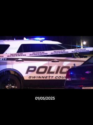 TIROTEO EN EL MALL DE GEORGIA DEJA A UNA PERSONA HERIDA. Los detectives de la policía del condado de Gwinnett están investigando un tiroteo ocurrido en el centro comercial Mall of Georgia que dejó a una persona herida. El incidente tuvo lugar poco antes de las 9:30 p.m., cuando un oficial que trabajaba en un equipo de seguridad en el Mall of Georgia escuchó disparos y corrió inmediatamente hacia el lugar.  La policía dice que gracias a la rápida acción de los oficiales, se logró detener a un sospechoso que intentaba huir de la escena del crimen.  La víctima fue trasladada con urgencia a un hospital local para recibir atención médica. En estos momentos, los detectives se encuentran trabajando en la investigación de la escena del crimen, mientras buscan a testigos que puedan haber presenciado o escuchado lo ocurrido. El personal de la Unidad de Criminalística está procesando la evidencia encontrada en el lugar de los hechos. Además, una persona ha sido llevada a las instalaciones de la policía del condado de Gwinnett para ser interrogada sobre el caso. Las autoridades hacen un llamado a la comunidad para que cualquier persona que tenga información relevante sobre este incidente se comunique con los detectives del GCPD al número 770.513.5300. Aquellos que deseen permanecer en el anonimato pueden contactar a Crime Stoppers al 404.577.TIPS (8477) o visitar el sitio web stopcrimeATL.com. Los informantes que brinden información que conduzca a un arresto y acusación podrían recibir una recompensa en efectivo.  La investigación continúa y se esperan más actualizaciones en los próximos días.  #hispanosenatlanta #gwinnettcounty #atlanta #Noticias #mallofgeorgia 