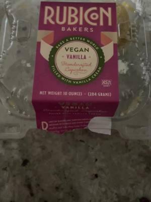 Vegan cupcakes 🧁 sold at @Whole Foods Market #FoodBlog #FoodBlogger #FoodBlogging #vegancupcakes #vegansnacks #VeganFood #readthelabel #WholeFoods 